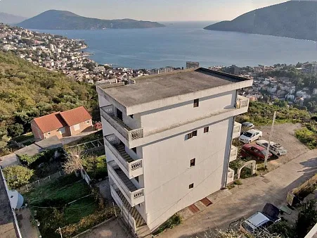 Hotel mit Panoramablick auf das Meer in Sushcepan